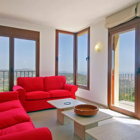 Lia - Plusholidays Calpe