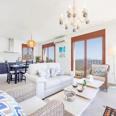 Lia - Plusholidays *