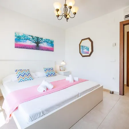 Lia - Plusholidays *