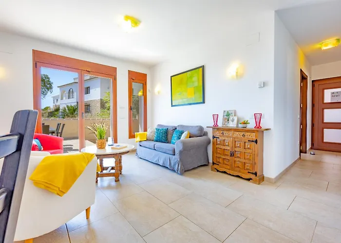 Lia - Plusholidays Кальпе