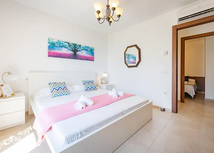 Lia - Plusholidays *